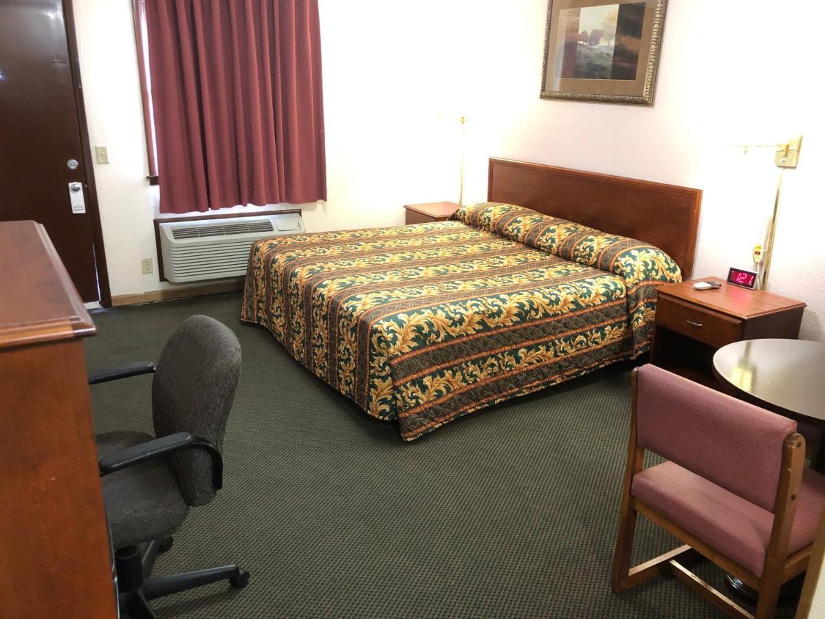 Budget Host Inn - Емпория Екстериор снимка