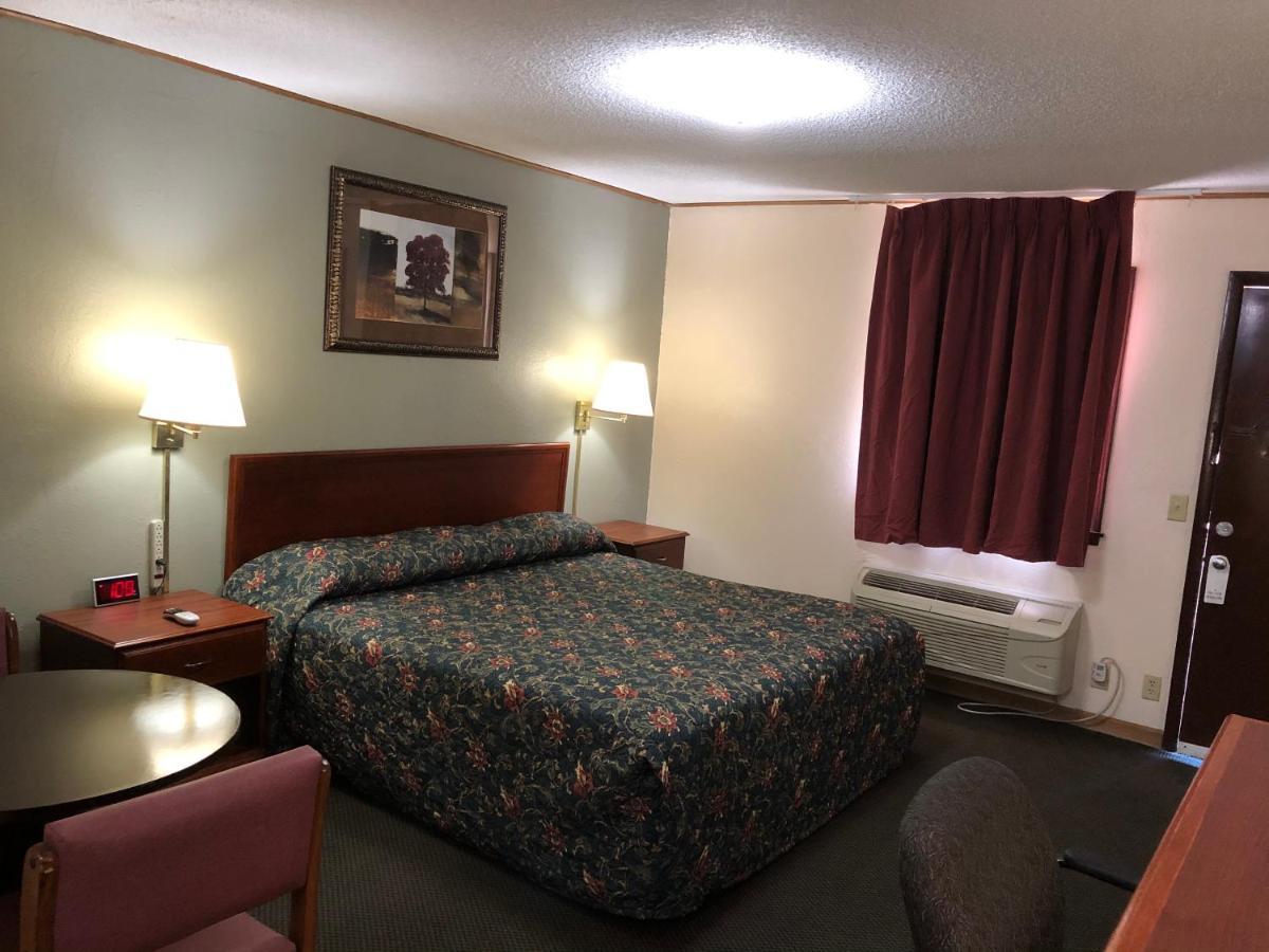 Budget Host Inn - Емпория Екстериор снимка