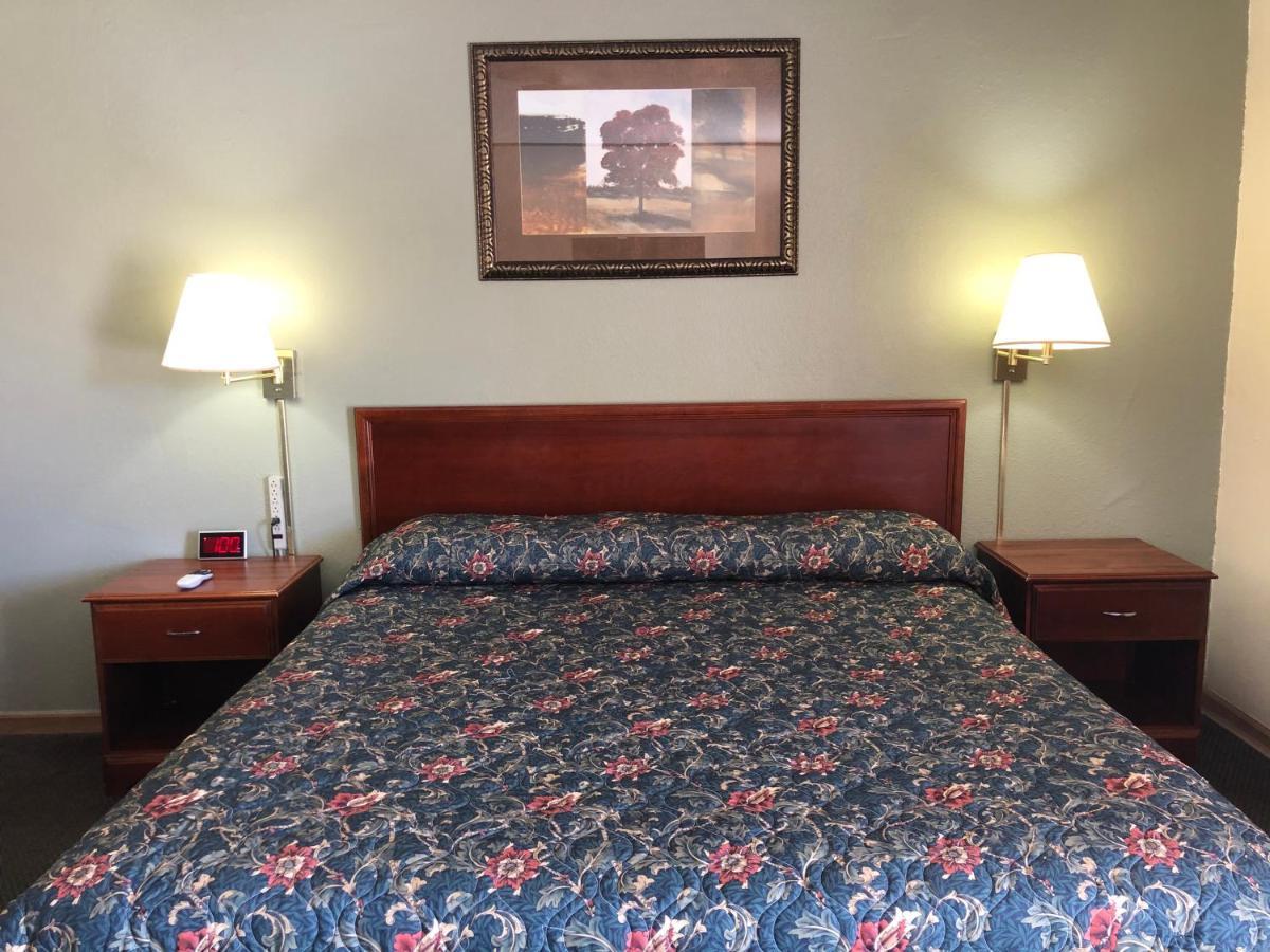 Budget Host Inn - Емпория Екстериор снимка